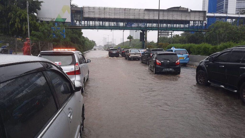 Bahaya Genangan Air di Jalan! Simak Cara Aman Melewatinya