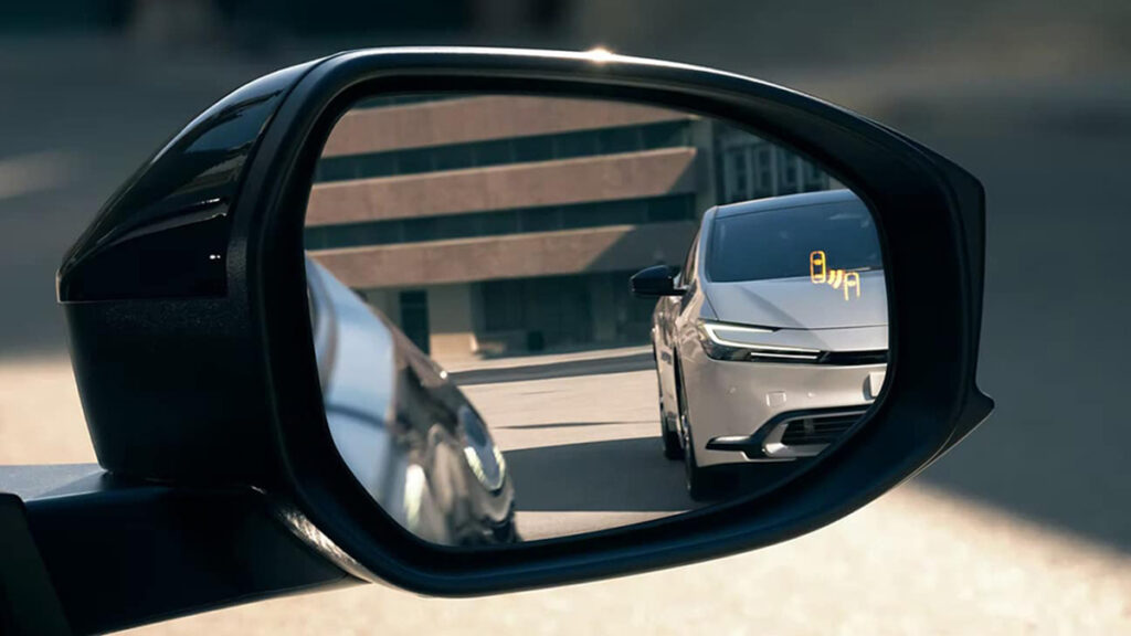 Waspadai Blind Spot! Ini Deretan Fitur Toyota yang Bantu Pantau Sekitar Mobil